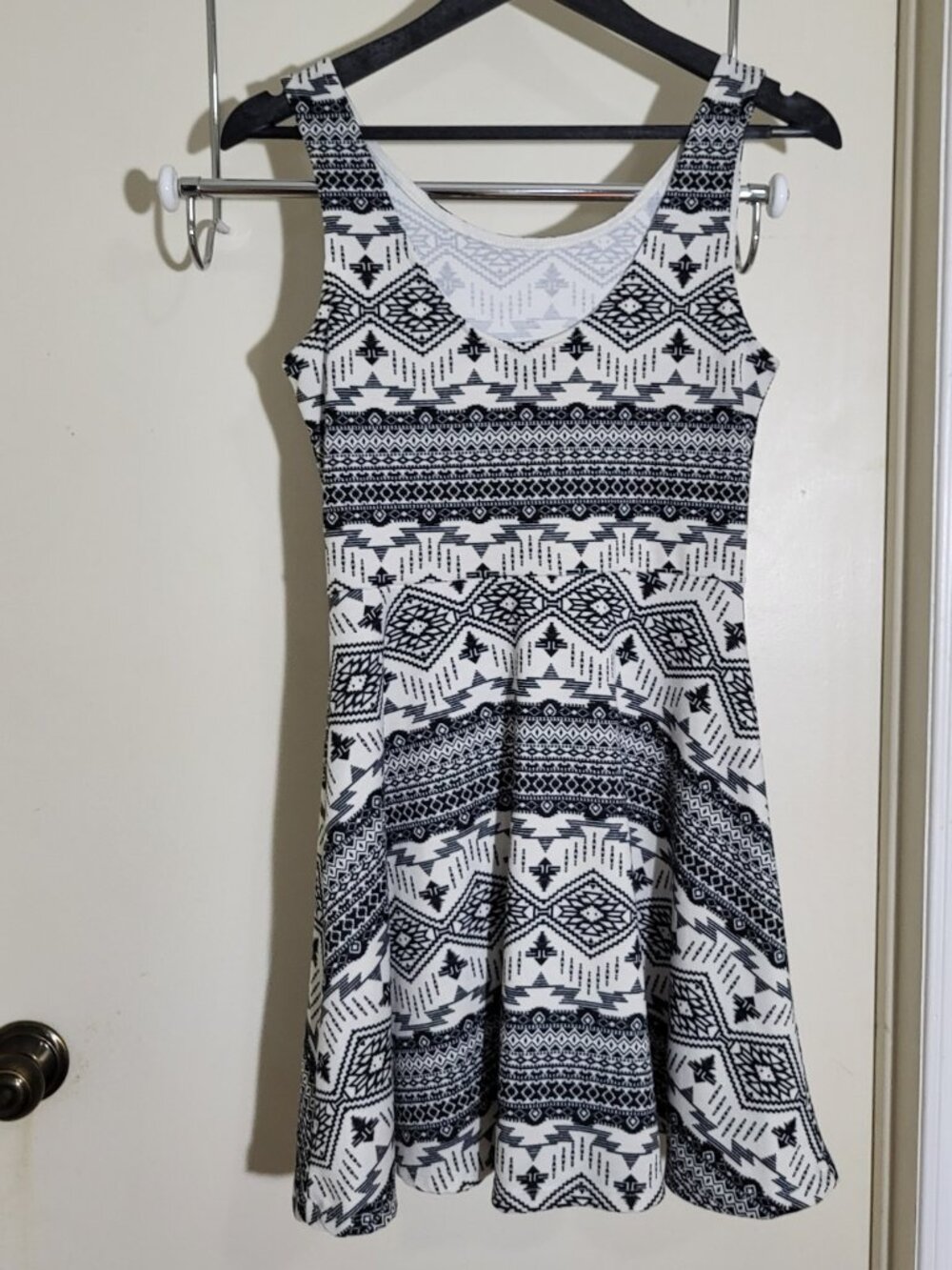 DIVIDED fit-and-flare style black-and-white geometric tribal-inspired Size 8 - Picture 7 of 14